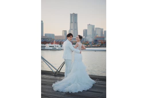 ランドマークタワーをバックにお二人が振り向いたお写真♪