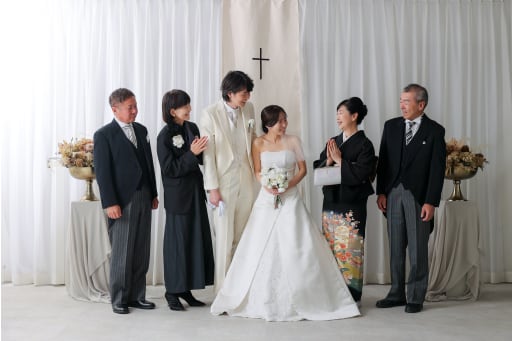 ご家族様とチャペル背景で！