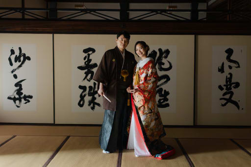 撮影の締めは、大迫力の屏風の前での一枚。