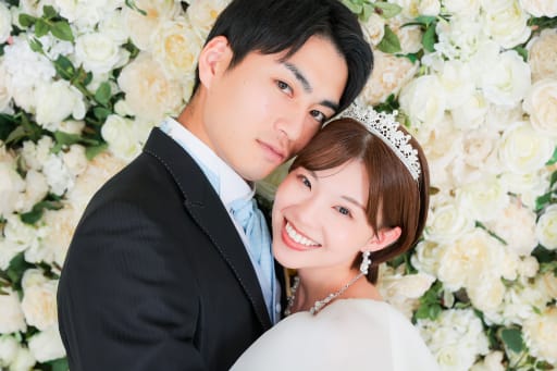 敷き詰められた白バラの背景でぎゅっと密着
