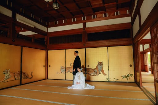 特徴的な虎の間で正座ショット