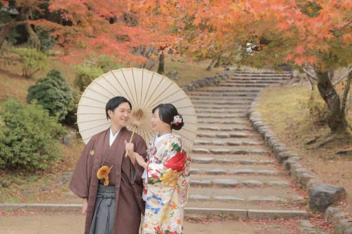 和傘をさして紅葉の道をお散歩