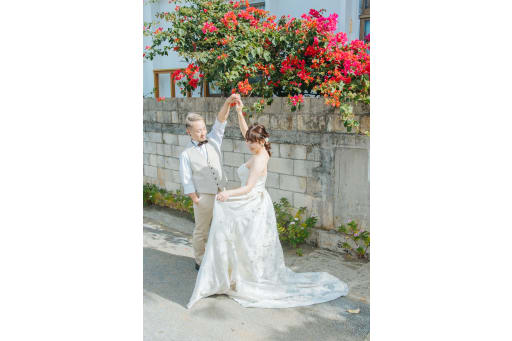 楽しげに踊るように。