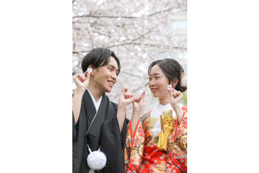 桜を両手に