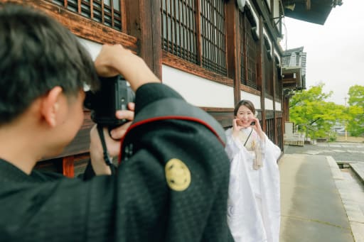 新郎様がお持ちのカメラで新婦様を撮影するシーンです。
