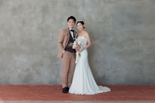 グレーの背景で。