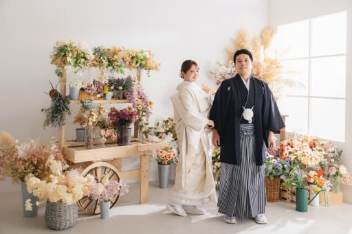 フラワーワゴンの前で、華やかに
