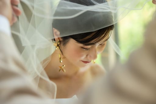 ベールアップのシーン、新婦様の透明感が輝く一枚✨綺麗✨
