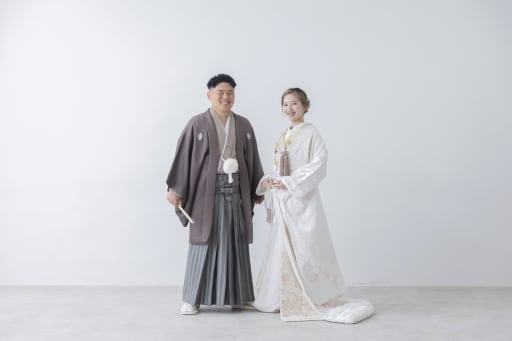 シンプルな白い背景で