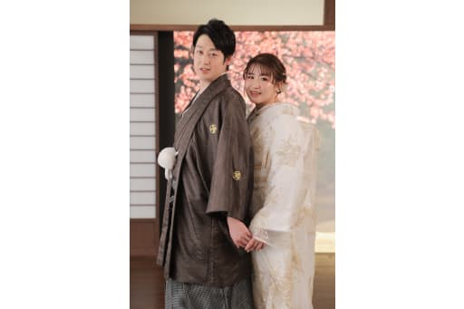 桜をバックに