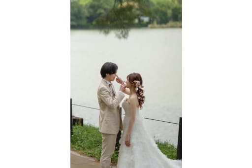 公園内の池を背景にして