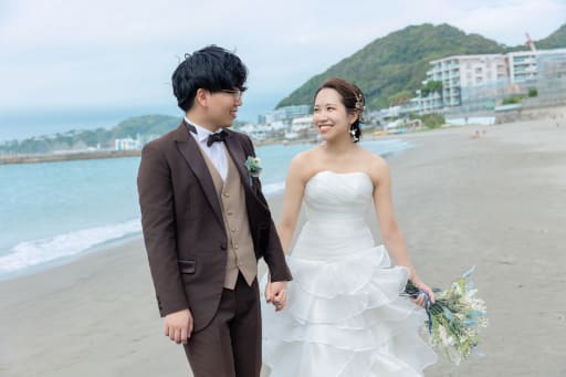 砂浜を歩く姿も
