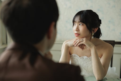 頬杖をついて見つめる優しい眼差し