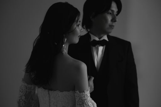 モノクロの中に漂う静けさと強さ。色を抑えることで、表情や想いがより際立ちます。