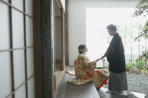 横から