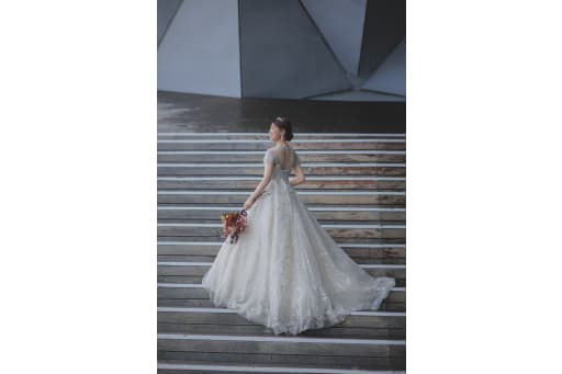 続いては大桟橋にある階段で新婦様のソロショットです♪