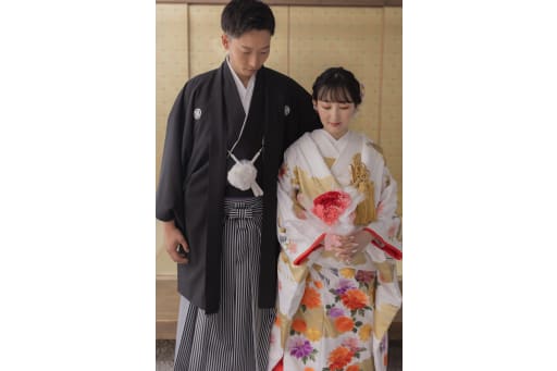 新婦様の白地の色打掛がとてもよくお似合い