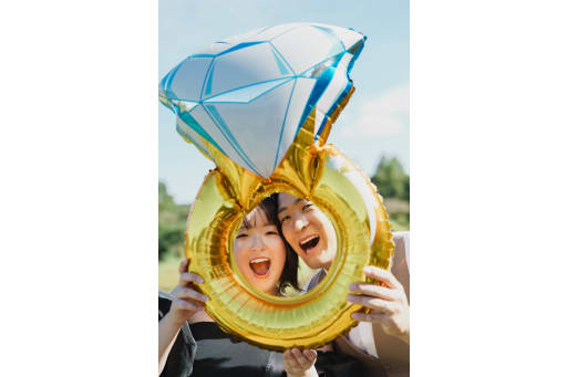 指輪の間から！