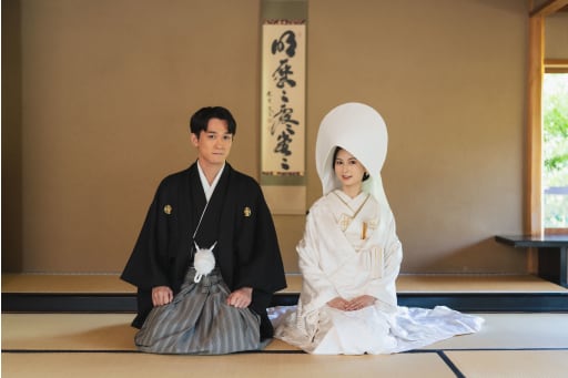 掛け軸をバックに