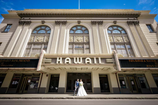 クラシカルな建物と「HAWAII」の文字が印象的なスポットでの撮影を楽しんでいただきました。