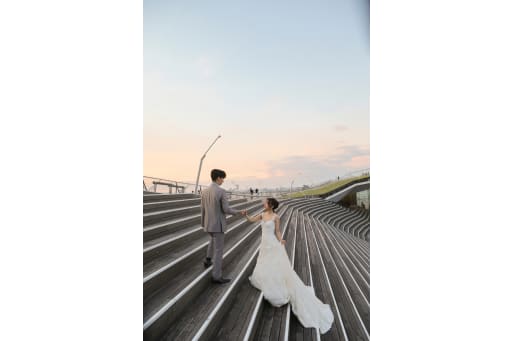 新郎様が新婦様の手を取って