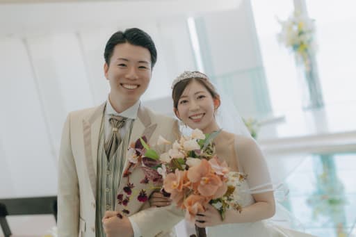 ブーケを手に整然と並ぶ正面カット