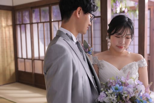 洋装の衣装で、屋内庭園スタジオで撮影すると