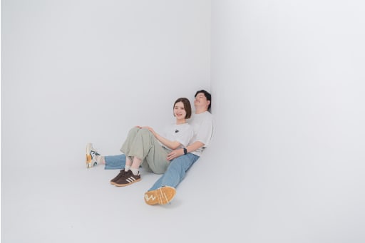 スタジオの端っこでちょっと寄りかかって休憩スタイル