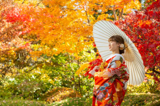 和傘を持って新婦様のソロショット