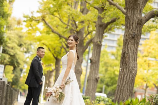 並木道で振り返って