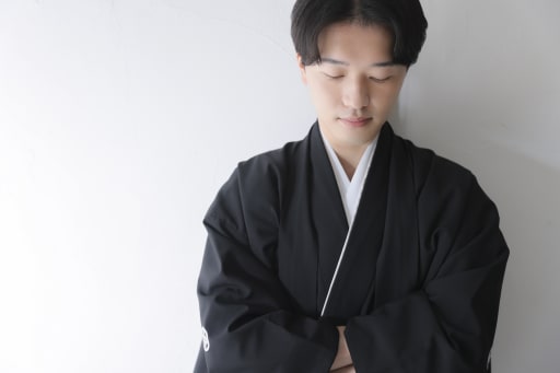 シンプルな黒紋付がお似合いの新郎様