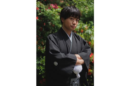腕を組み紋付袴で魅せる