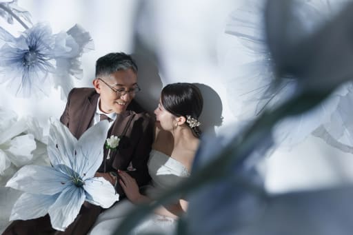 大きな花の下で