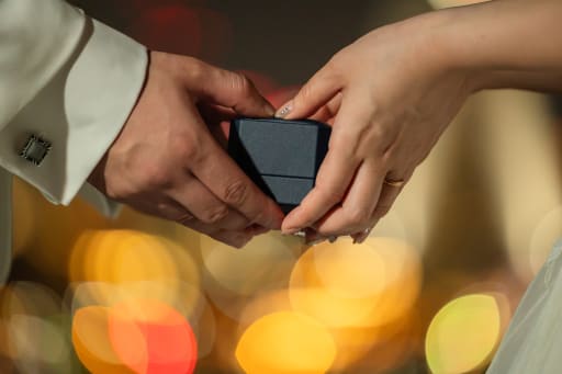 プロポーズシーンからのお手元ショットも