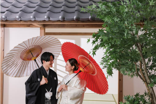 赤い和傘が映える