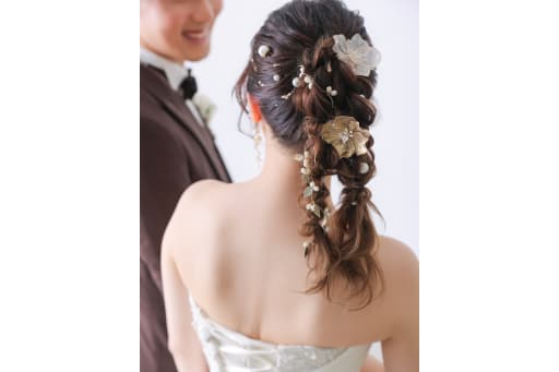お花とビジューで華やかヘア♡