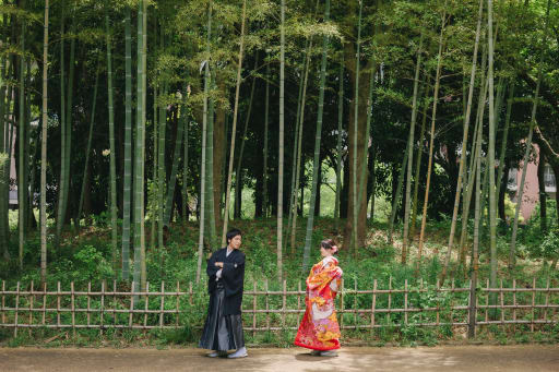 竹林を背に、見つめ合うふたり