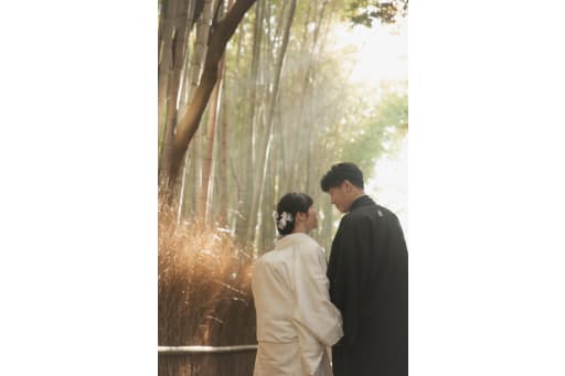 木漏れ日の中でドラマの1シーンのようなカットも