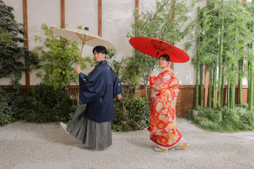 紅白の和傘でお茶目にポーズ