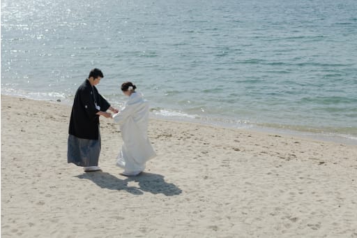 海をバックに