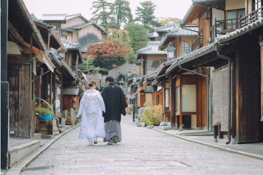 二年坂を背景に