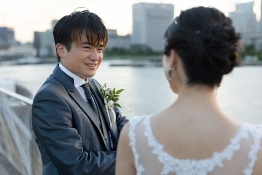 新婦さん越しの新郎さん