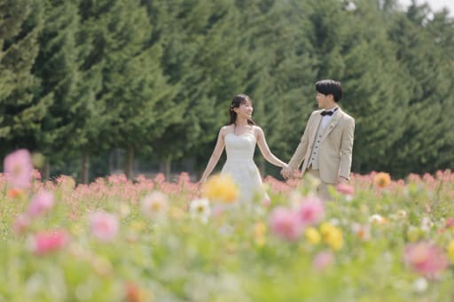 カラフルなお花に囲まれたお散歩ショット