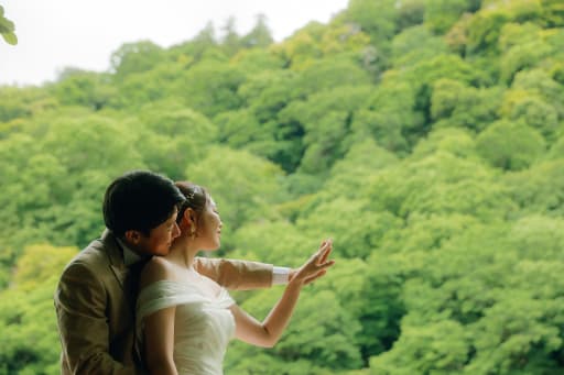 手を添えて、優しい表情でその手元を見つめるお二人...