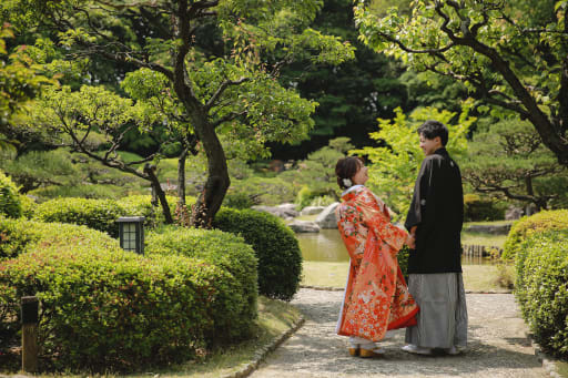 5月に入り、緑がより綺麗になってきました！王道の赤の色打掛と黒紋服が緑に映えて◎