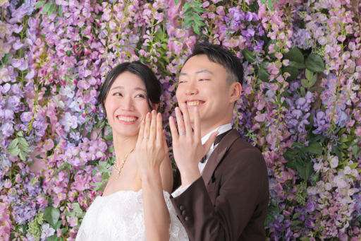 定番の指輪見せつけショット！！お二人の笑顔が眩しい＾＾