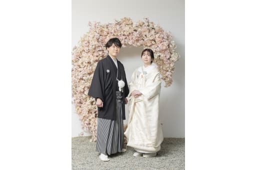 春の訪れを祝う、桜のアーチとともに