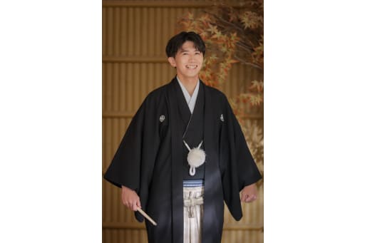 扇子を手にして、凛々しくにっこり