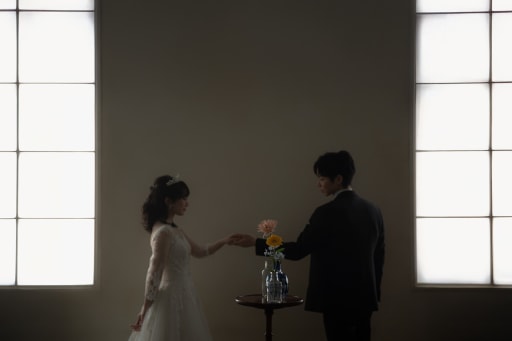 また、手前のお花にピントを合わせ、背景の中でお二人が手を取り合うカットも撮影しました。