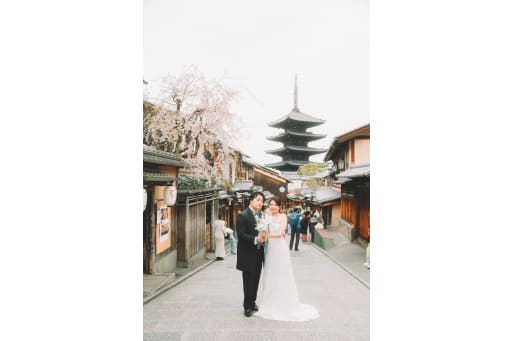 続いて八坂の塔を背景に京都らしく